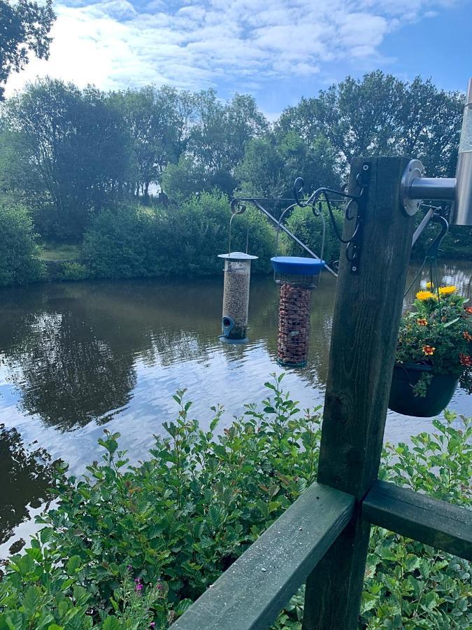 Snug & Secluded Lakeside Shepherds Hut 'Carp' Uckfield Exteriör bild