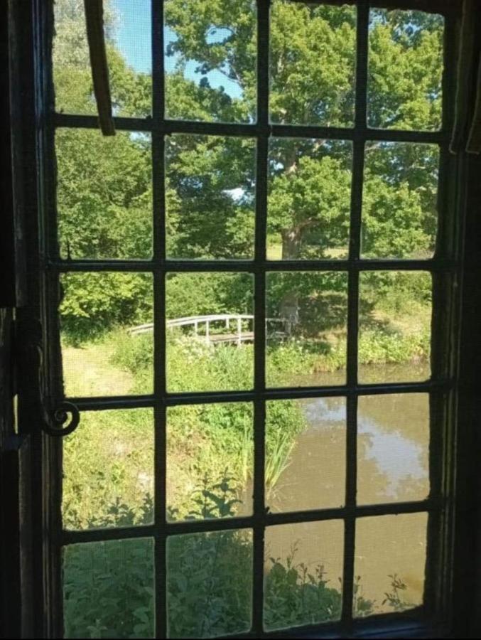 Snug & Secluded Lakeside Shepherds Hut 'Carp' Uckfield Exteriör bild