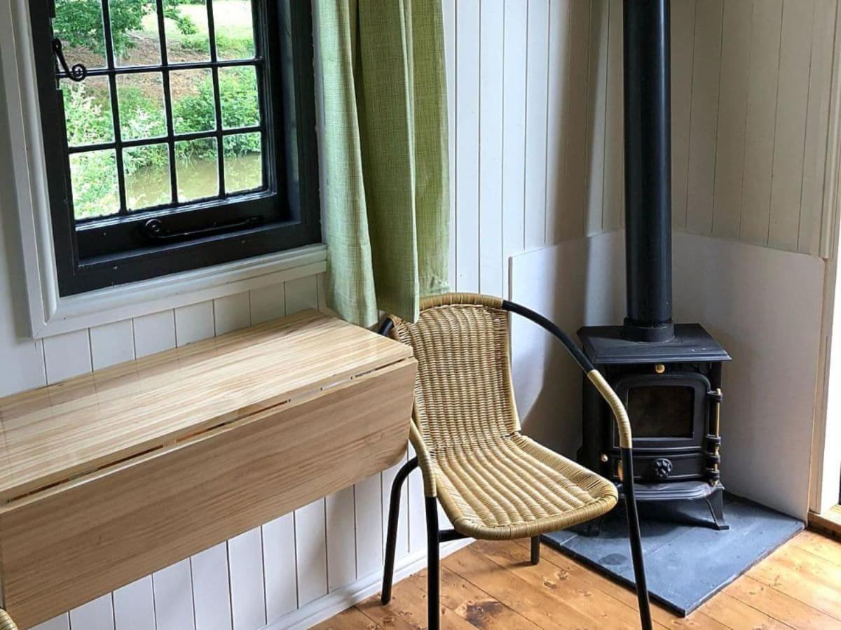 Snug & Secluded Lakeside Shepherds Hut 'Carp' Uckfield Exteriör bild