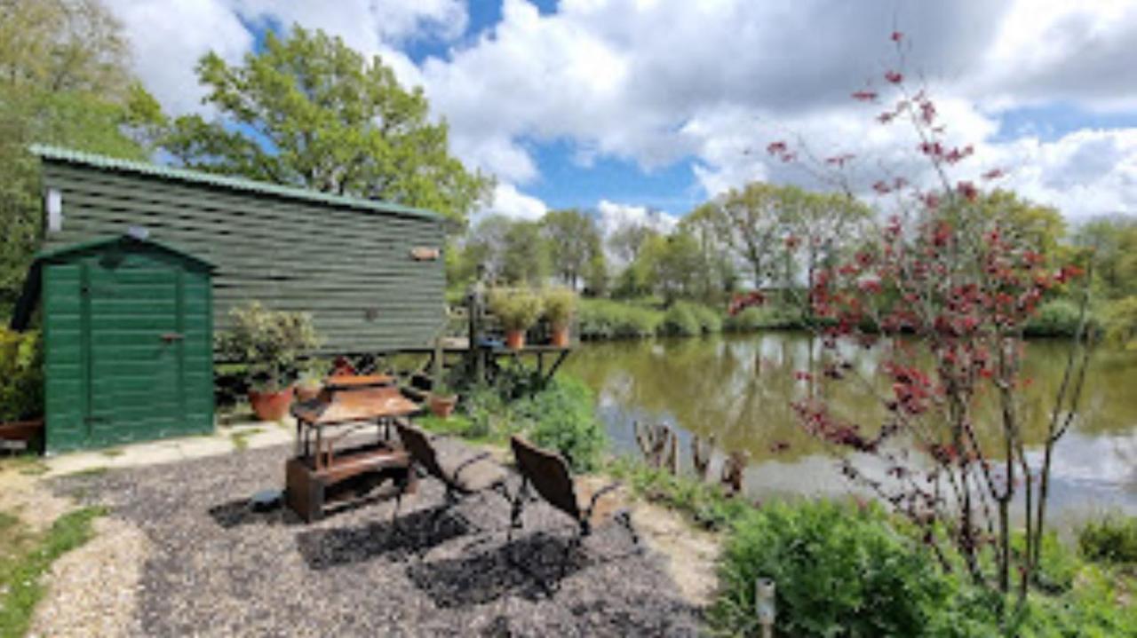 Snug & Secluded Lakeside Shepherds Hut 'Carp' Uckfield Exteriör bild