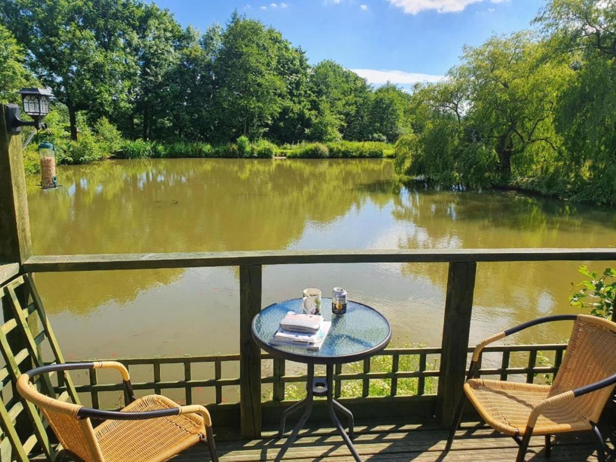 Snug & Secluded Lakeside Shepherds Hut 'Carp' Uckfield Exteriör bild