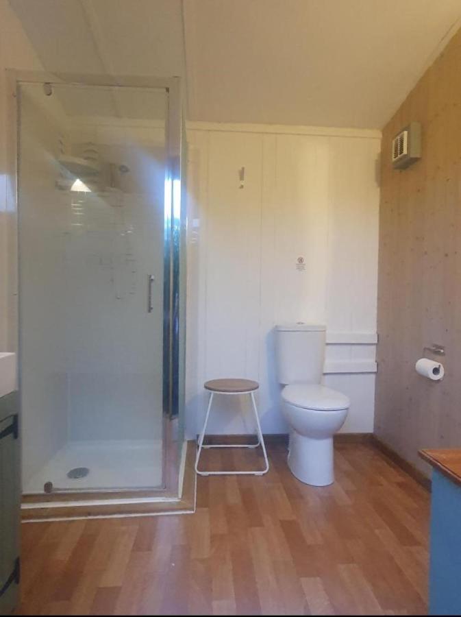 Snug & Secluded Lakeside Shepherds Hut 'Carp' Uckfield Exteriör bild